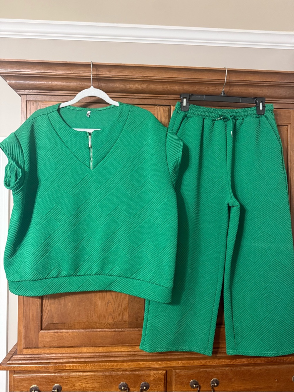 Women's Green Textured Two-Piece Lounge Set with V-Neck Top